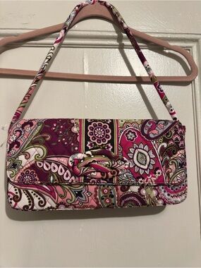 LIKE NEW VERA BRADLEY Floral Paisley Quilted Bag. 6.5”L, 12”W, 10” Strap drop.